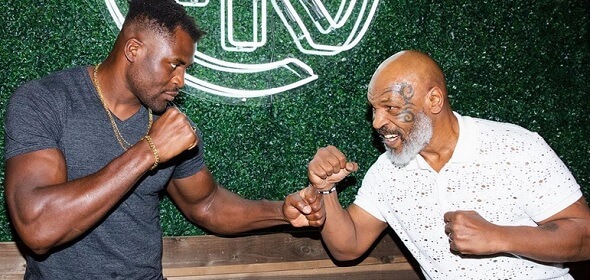 Mike Tyson se vrací do ringu