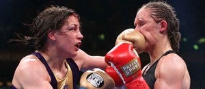 Katie Taylor (vlevo) bude bránit světové tituly v lehké váze proti Delfine Persoon