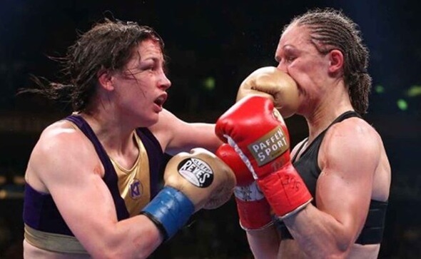 Katie Taylor (vlevo) bude bránit světové tituly v lehké váze proti Delfine Persoon