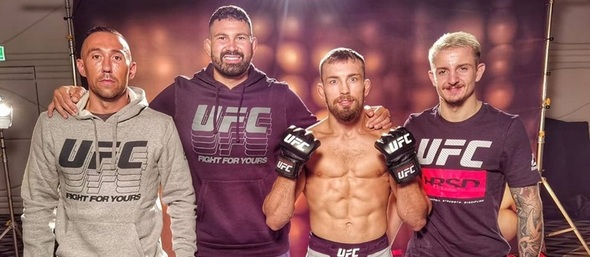 Ľudovít Klein se svým týmem před zápasem na UFC 253