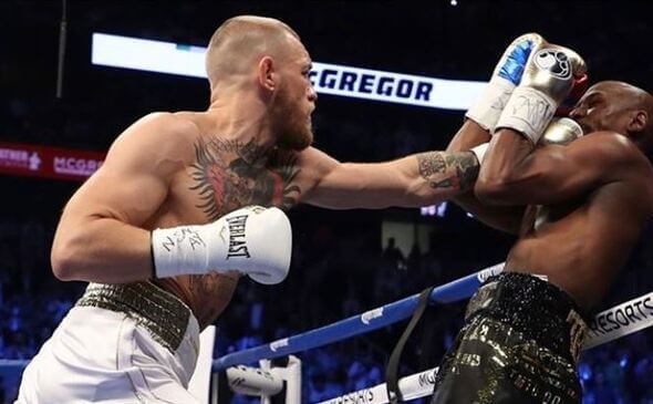 Conor McGregor ve slavném boxerském zápase s Floydem Mayweatherem