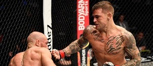 Dustin Poirier v zápase s Conorem McGregorem