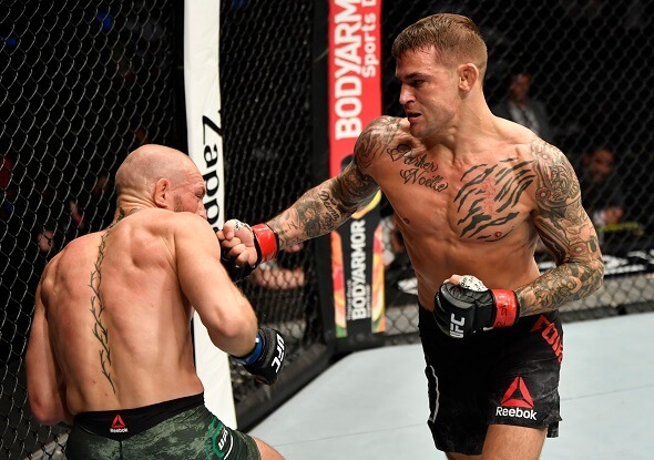 Dustin Poirier v zápase s Conorem McGregorem