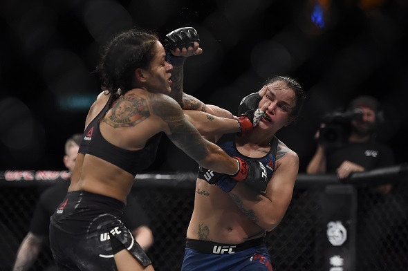 Amanda Nunes v boji - Zdroj A.RICARDO, Shutterstock.com