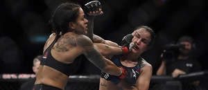 Amanda Nunes v boji - Zdroj A.RICARDO, Shutterstock.com