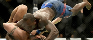 Derek Brunson v boji na zemi Derek Brunson v boji na zemi