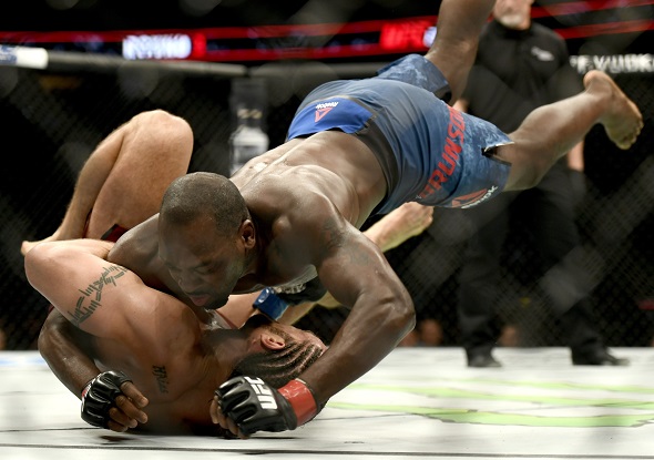 Derek Brunson v boji na zemi