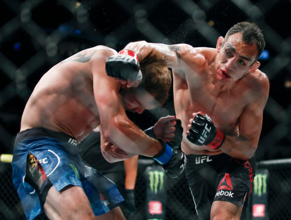 Tony Ferguson při zápase s Justinem Gaethjem