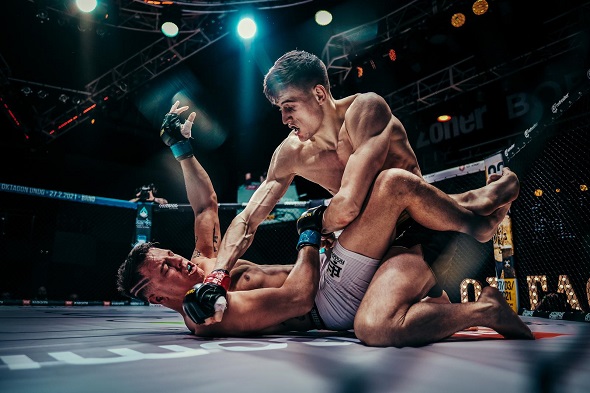 Matěj Peňáz vs. Romain Debienne, Zdroj OKTAGON MMA