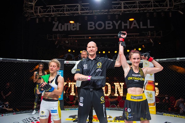 Monika Chochlíková (vpravo) slaví vítězství při své MMA premiéře v Oktagonu, zdroj - OKTAGON MMA