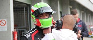 Karlos Vémola a jeho soustředění se na trať brněnského autodromu Karlos Vémola a jeho soustředění se na trať brněnského autodromu