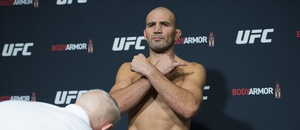 Glover Teixeira a jeho typické gesto na váze