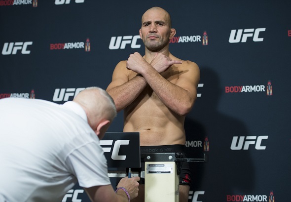 Glover Teixeira a jeho typické gesto na váze