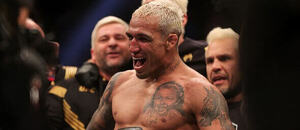 Charles Oliveira obhájil titul proti Dustinu Poirierovi Charles Oliveira obhájil titul proti Dustinu Poirierovi