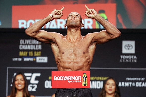 Barboza se utká s Mitchellem na UFC 272