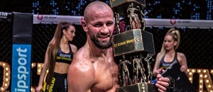 Milan Paleš a trofej, Zdroj OKTAGON MMA Milan Paleš a trofej, Zdroj OKTAGON MMA