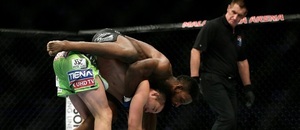 Neil Magny se pokouší nasadit škrcení Rear Naked Choke