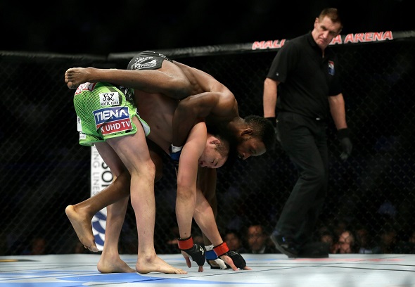 Neil Magny se pokouší nasadit škrcení Rear Naked Choke