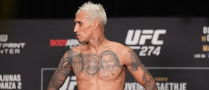 Charles Oliveira už po několikáté v kariéře nesplnil váhový limit. Tentokrát ho to stálo titul. Charles Oliveira už po několikáté v kariéře nesplnil váhový limit. Tentokrát ho to stálo titul.