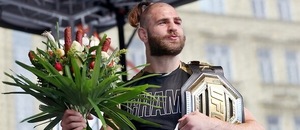 Jiří Procházka se po svém návratu ze Singapuru dočkal vřelého přivítání Jiří Procházka se po svém návratu ze Singapuru dočkal vřelého přivítání