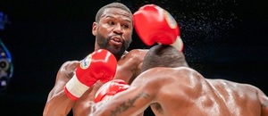 Floyd Mayweather v exhibičním zápase s Donem Moorem Floyd Mayweather v exhibičním zápase s Donem Moorem