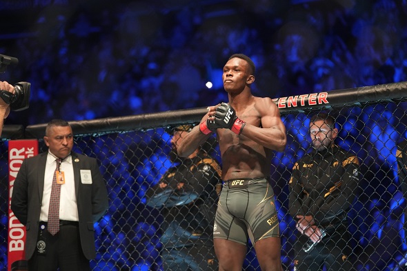 Israel Adesanya má před sebou pátou obhajobu titulu střední váhy