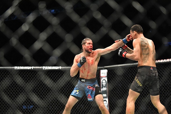 Brian Ortega v duelu s Maxem Hollowayem