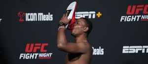 UFC bojovník Jamahal Hill a jeho oslavné gesto UFC bojovník Jamahal Hill a jeho oslavné gesto
