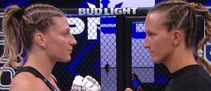 Kayla Harrison a Martina Jindrová při prvním staredownu uvnitř klece Kayla Harrison a Martina Jindrová při prvním staredownu uvnitř klece