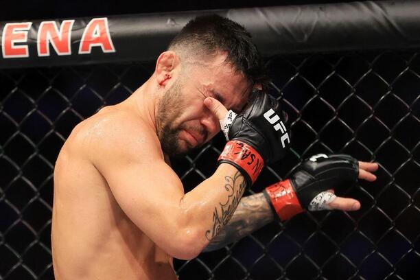 Píchnutí do oka (eye poke) je v MMA zápase velice nepříjemné