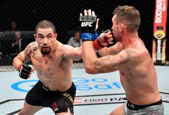 Robert Whittaker v duelu s Darrenem Tillem