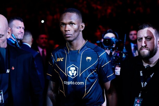 Israel Adesanya se ocitl v nečekaných problémech