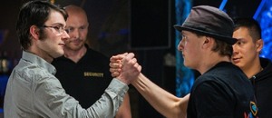 Kaluba a Gal se utkají v kleci Kaluba a Gal se utkají v kleci