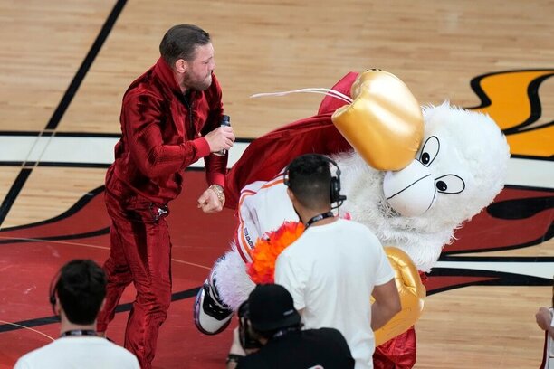 Conor McGregor udeřil maskota