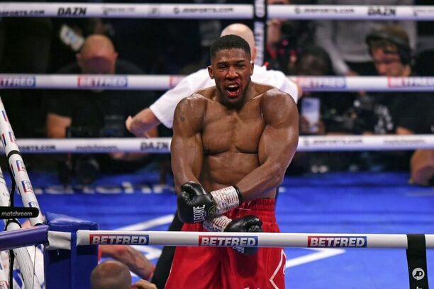 Anthony Joshua při oslavě vítězství