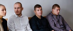 Bratři Fajkové a jejich kamarádi u soudu Bratři Fajkové a jejich kamarádi u soudu