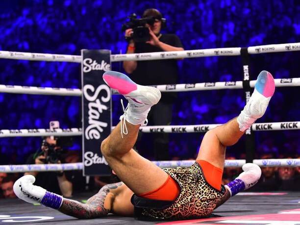 Dillon Danis se několikrát ocitl na zemi