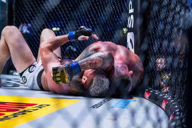 Vítězné škrcení arm triangle choke Karlose Vémoly