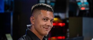 Usmívající se promotér organizace Clash Tomáš Le Sy během vysílání B4THECLASH