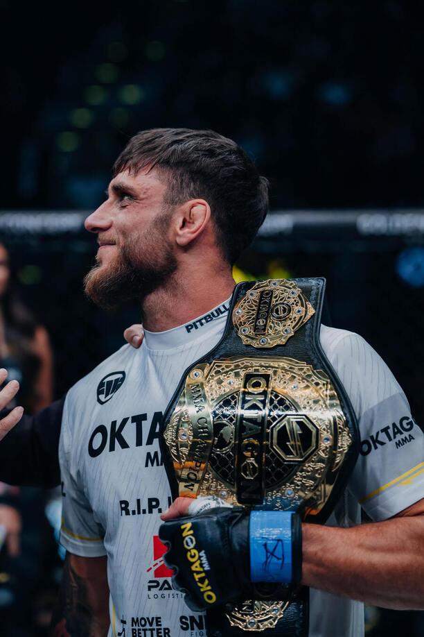 Ion Surdu se stal šampionem welterové divize poté, co porazil Kaika Brita na KO. Ion Surdu se stal šampionem welterové divize poté, co porazil Kaika Brita na KO.