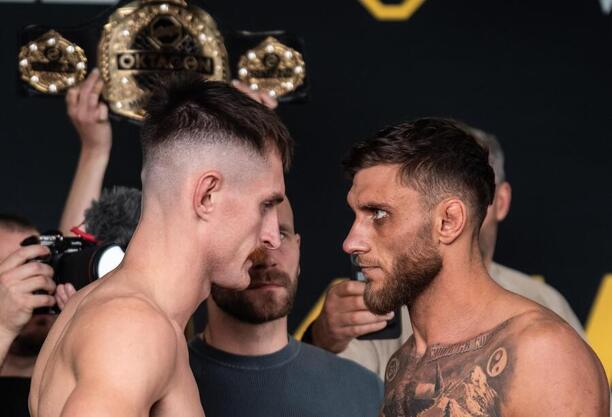 Andrej Kalašnik a Ion Surdu během staredownu na oficiálním vážení