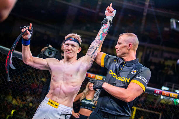 Nathan Haywood zvítězil po překlopeném high kicku a tvrdém ground and pound