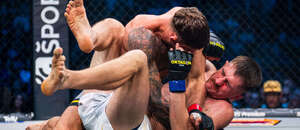 Hlavní zápas mezi Andrejem Kalašnikem a Ionem Surduem nabídl rychlý proces