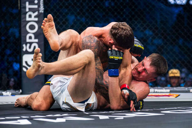 Hlavní zápas mezi Andrejem Kalašnikem a Ionem Surduem nabídl rychlý proces