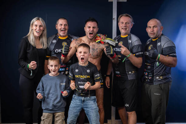 Oslava vítězství s rodinou a týmem bezprostředně po zápase v Brně