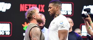 Jake Paul a Anthony Joshua při staredownu