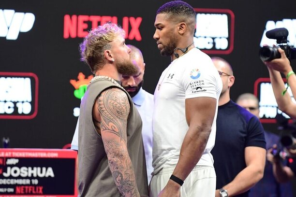 Jake Paul a Anthony Joshua při staredownu
