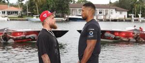 Jake Paul a Anthony Joshua při staredownu