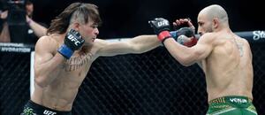 Diego Lopes a Alexander Volkanovski během posledního vzájemného zápasu