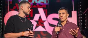 Moderátor Vláďa Kadlec a promotér Tomáš Le Sy na tiskové konferenci organizace Clash